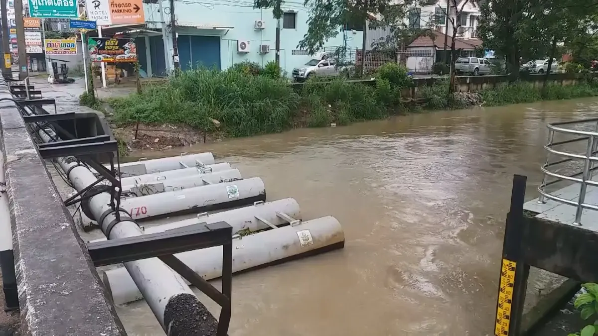 น้ำป่าหลากท่วมชุมชนลุ่มน้ำคลองเสาธง เร่งระบายน้ำลดความเดือดร้อน