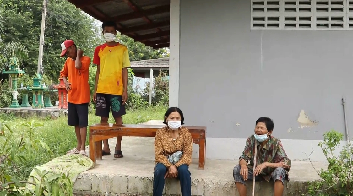 ชาวบ้านฮือฮาล้อมจับปลาช่อนยักษ์ตัวใหญ่กว่าคน