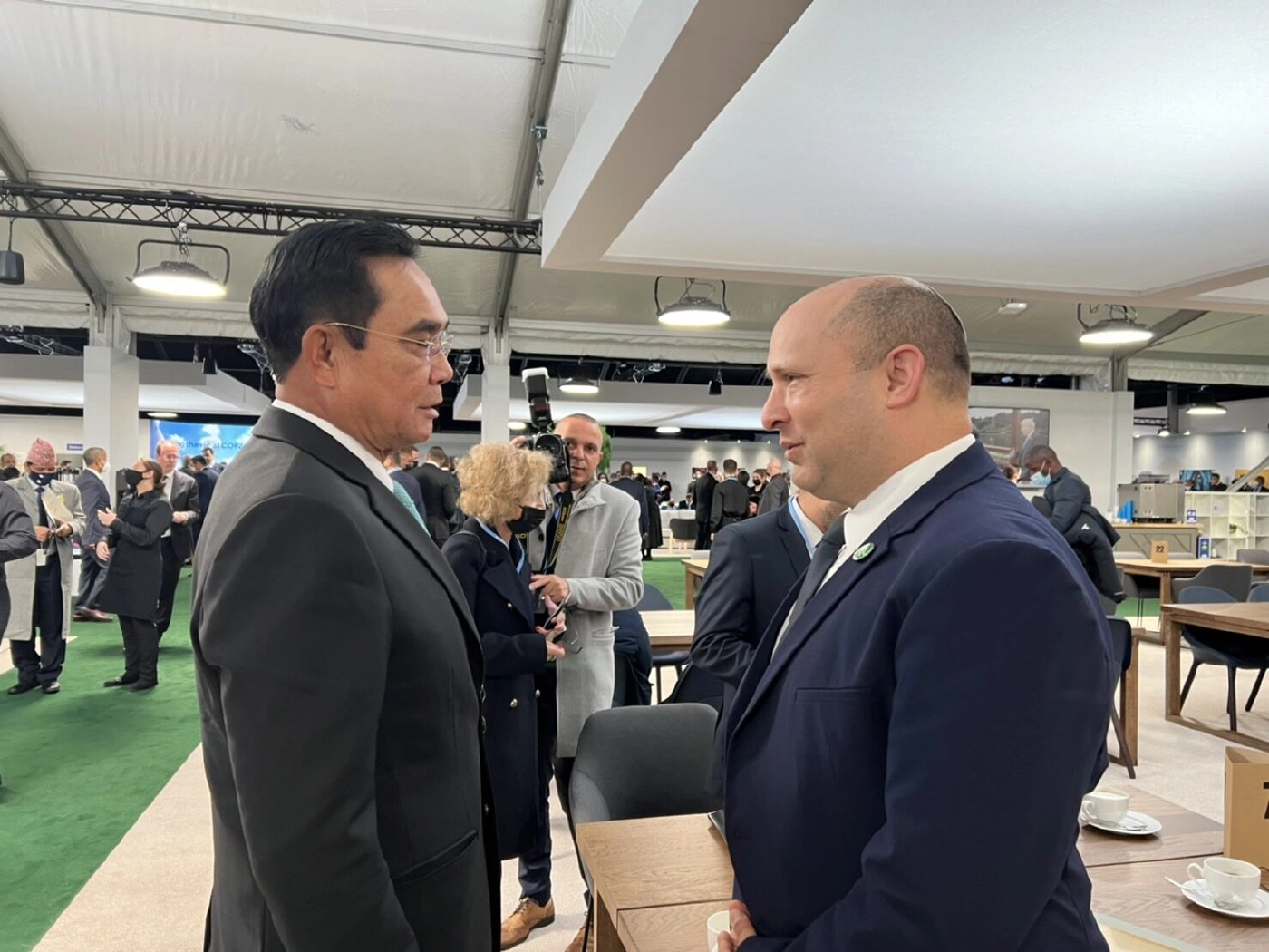 ประชุมCOP26 "บิ๊กตู่" ใช้ข้อศอกชนทักทายผู้นำนานาชาติ