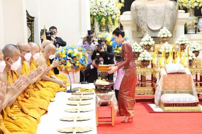 ในหลวง โปรดเกล้าฯ เจ้าคุณพระสินีนาฏ เป็นผู้แทนพระองค์ถวายผ้าพระกฐิน