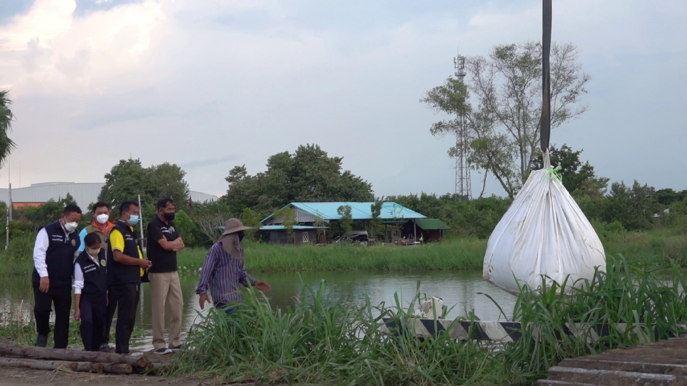 บิ๊กแจ๊ส สั่งวางถุงบิ๊กแบ็คอุดน้ำมุดท่อเก่าใต้ถนนท่วม 150 หลังสำเร็จ 