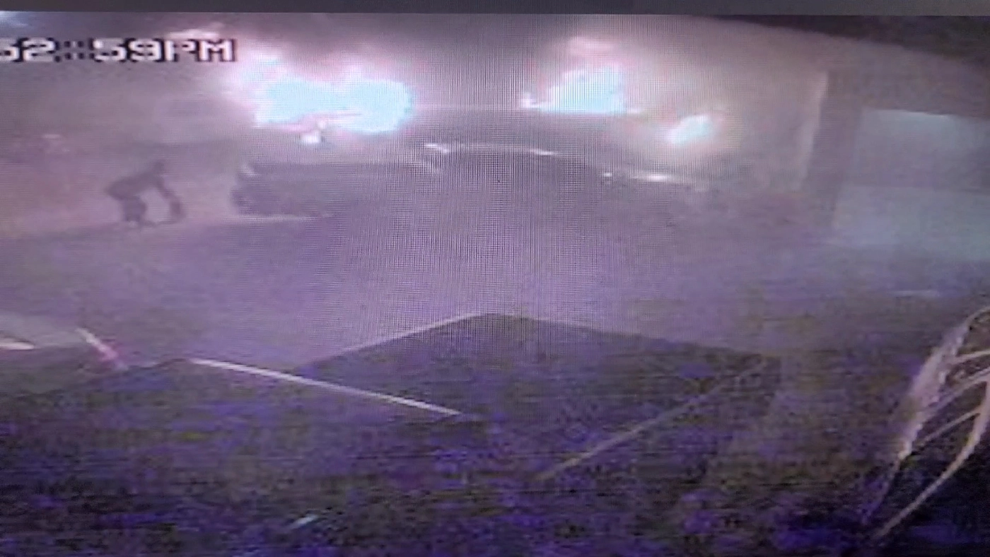 ไฟปริศนาไหม้รถตู้ลานจอดรถโรงแรมดังเสียหาย 4 คัน