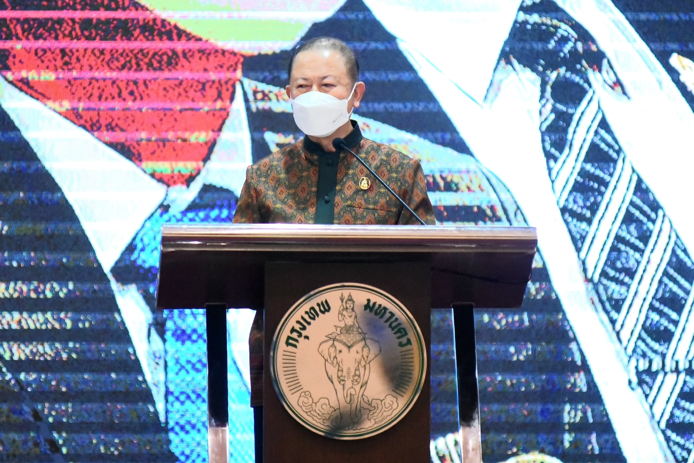 สนั่น  อังอุบลกุล ประธานกรรมการหอการค้าไทยและสภาหอการค้าแห่งประเทศไทย 