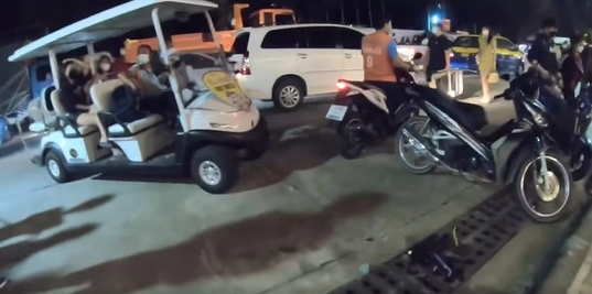 ดราม่าเดือด ! นทท.โวย รถรับ-ส่ง “งานดนตรีพัทยา” ไม่บริการเพราะรอรับลูกบอส?