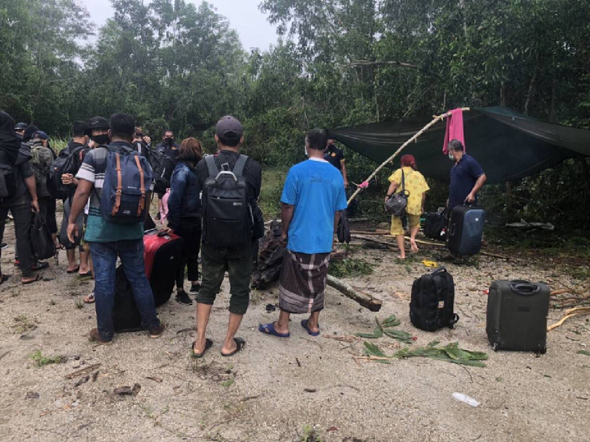 บุกจับ 24 เมียนมาลอบเข้าเมือง ซ่อนหลังสุสานมุสลิม