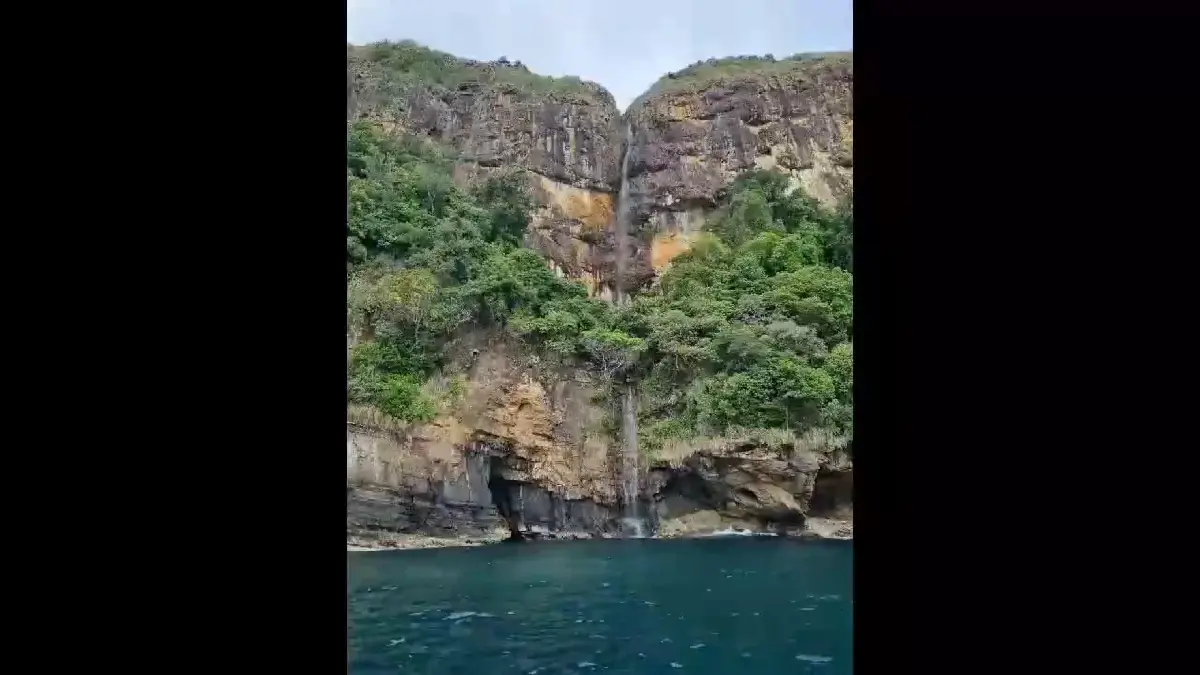 “น้ำตกกลางทะเล”เกาะรอก หนึ่งปีมีแค่ครั้งเดียว