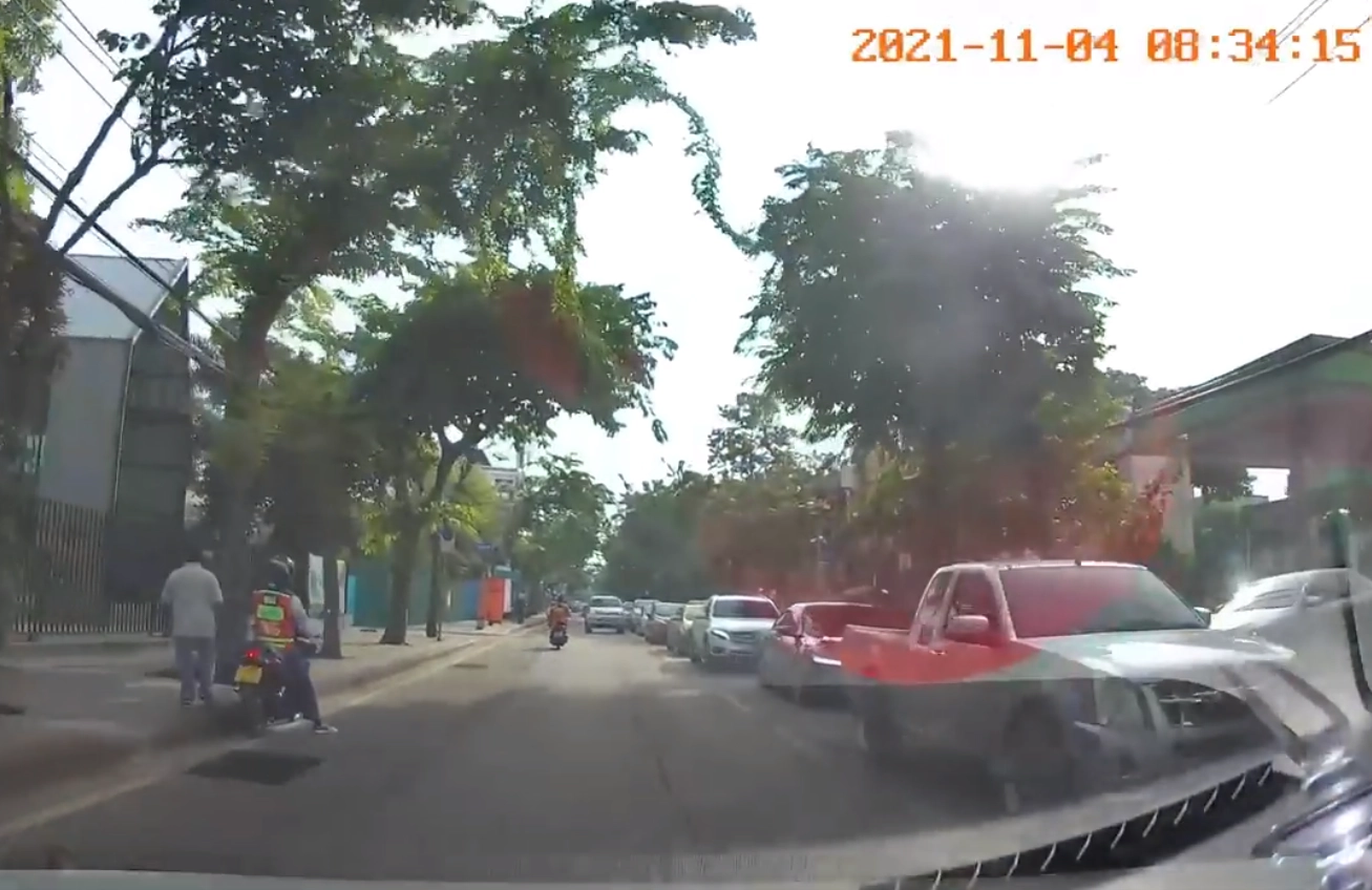 สุดทน "รถฟอร์จูนเนอร์" มักง่าย ลักไก่ขับสวนเลน