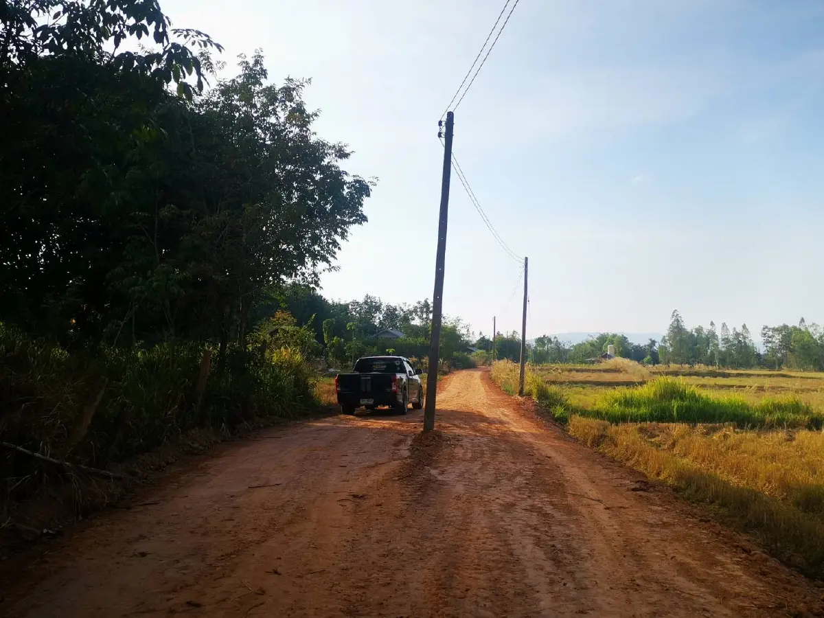 ชาวบ้านสุดงงเสาไฟฟ้าโผล่กลางถนน หวั่นเกิดอุบัติเหตุ