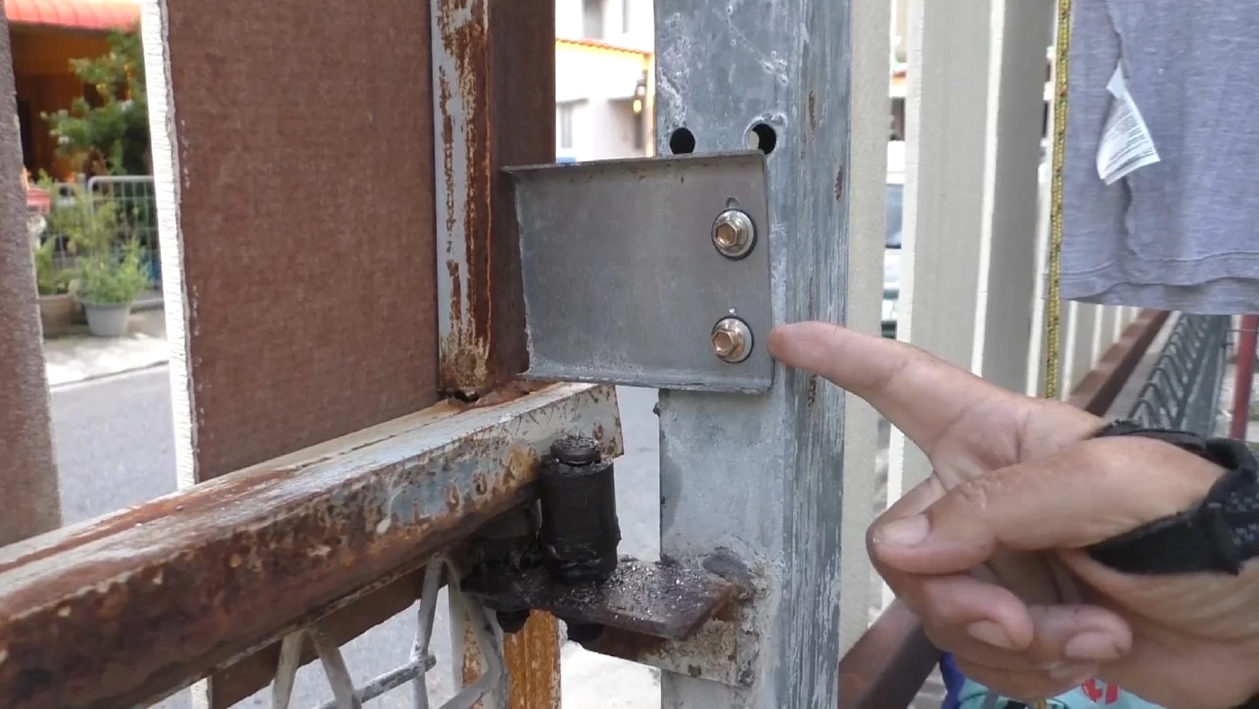 อุทาหรณ์วงจรปิดจับภาพประตูรั้วล้มทับหญิงสาวขณะหยอดน้ำมันหล่อลื่น