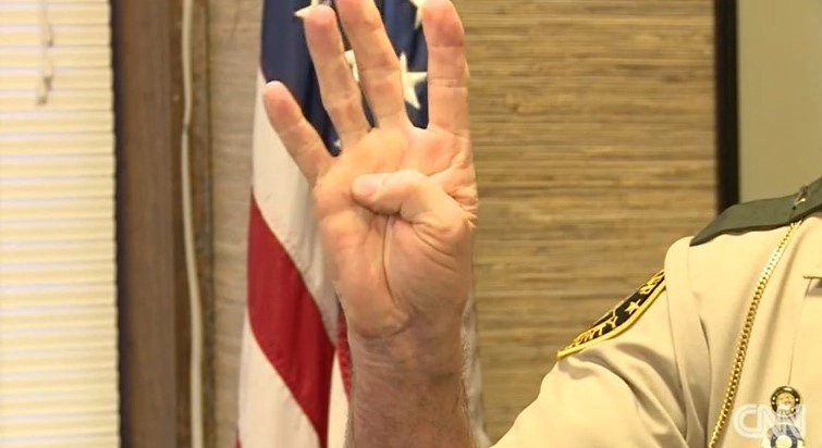 วัยรุ่นรอดชีวิตจาก "ส่งสัญญาณมือ" จำมาจากแอปTIKTOK (มีคลิป)