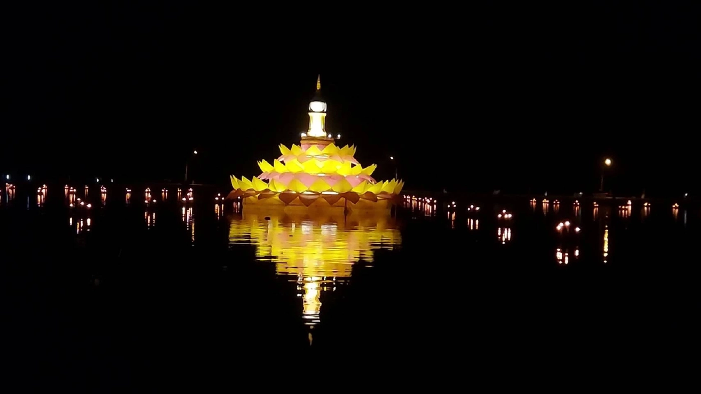 นักท่องเที่ยวนับหมื่นแห่ลอยกระทงเผาเทียนเล่นไฟสุโขทัย