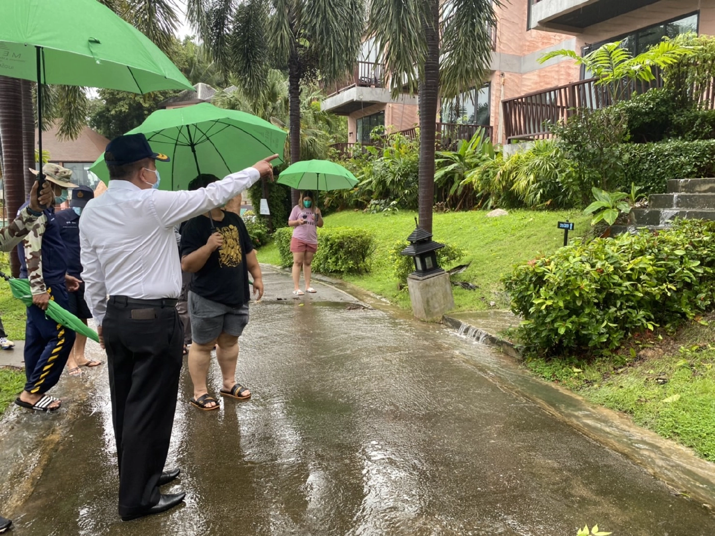 สั่งกันพื้นที่ห้ามเข้าโรงแรมเกาะสมุยถล่ม