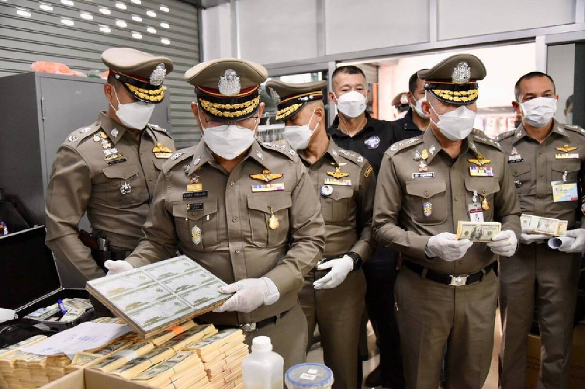 ตำรวจ PCT ร่วมกับนครบาลเข้าทลายรง.ผลิตแบงก์ดอลลาร์ปลอมค่า 150 ล.บ.