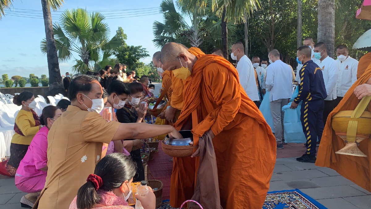 ฟื้นกิจกรรมสวมผ้าเบญจศรีใส่บาตร สัมผัสอากาศหนาวแรก