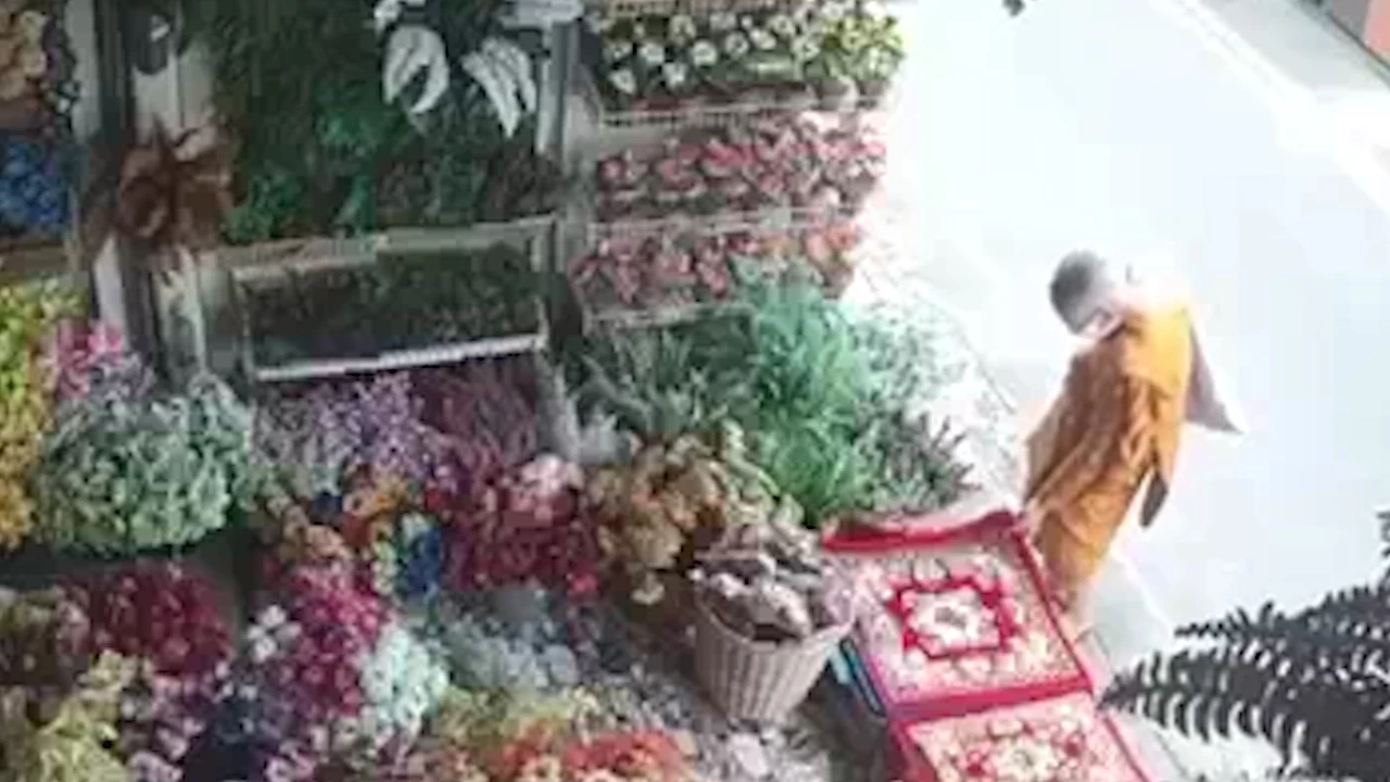 อึ้ง! วงจรปิดจับภาพ พระสงฆ์ ตระเวณขโมยของตลาดอินโดจีน ทั้งอาสนะ พระเครื่อง