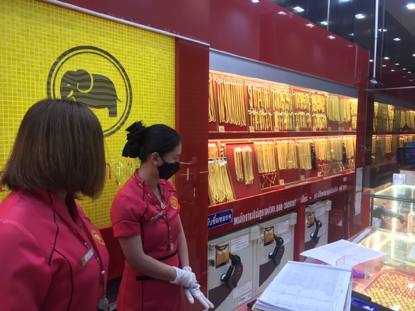 ด่วน!คนร้ายชิงทองกลางห้างชัยภูมิกวาดทอง 33 บาท