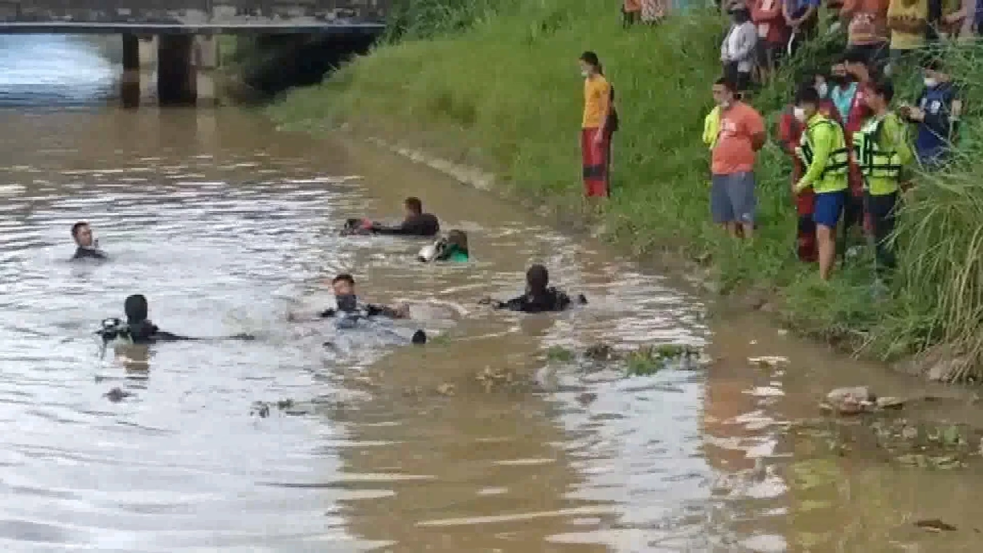 สลด! หนุ่มลงเก็บเหรียญในกระทง พลาดถูกดูดเข้าท่อระบายน้ำจมดับ