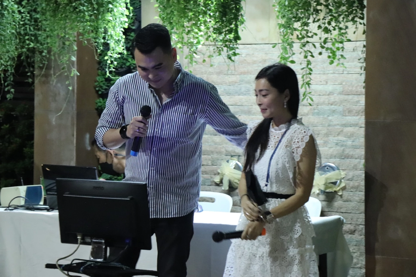 ส.ส.พรรคพลังประชารัฐ ร่วมร้องเพลง