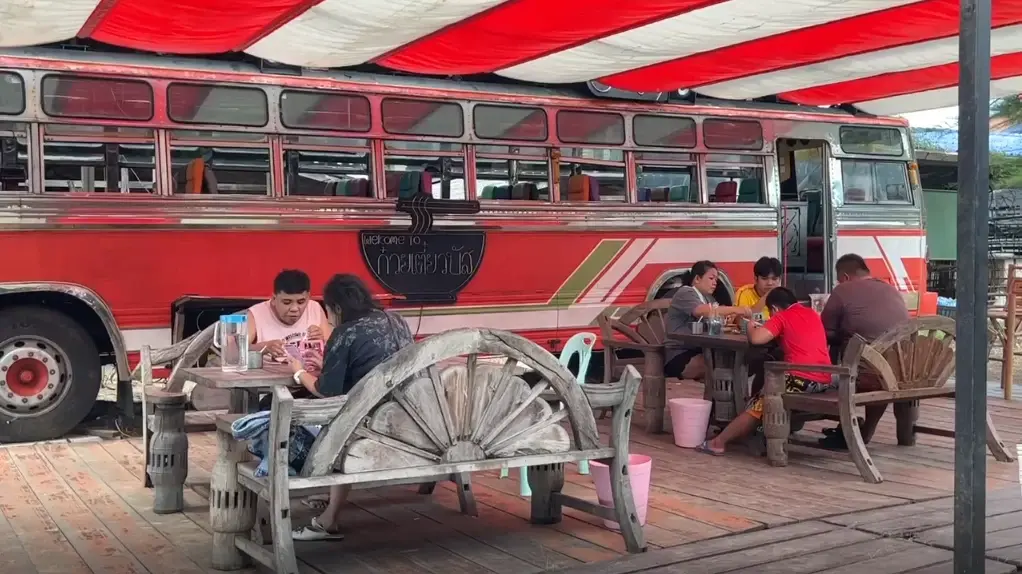 พ่อค้าก๋วยเตี๋ยวดิ้นสู้โควิด ใช้รถบัสแทนร้าน