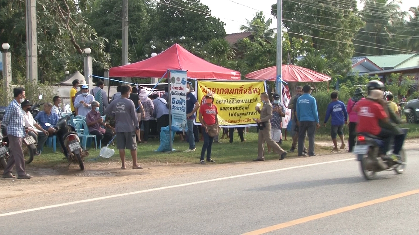 คนวังน้ำขาวรวมตัวคัดค้านฟาร์มหมูส่งกลิ่นเหม็น