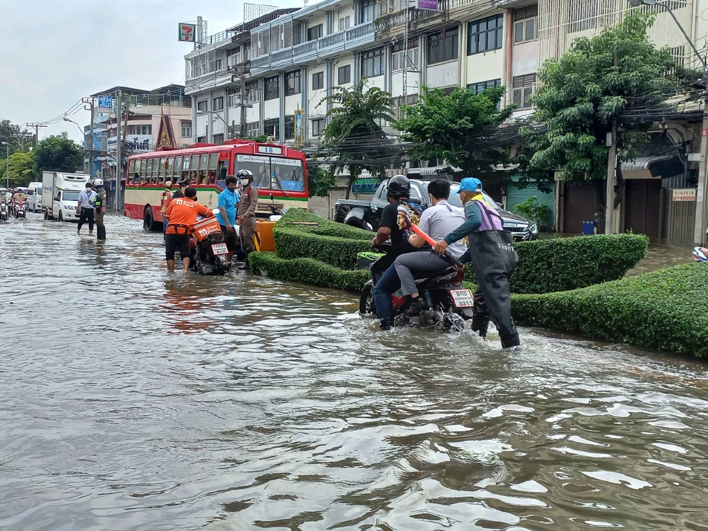 กองพลที่ 1 รอ. ส่งทหารเข้าช่วยปชช.ด่วน หลังน้ำจากเจ้าพระยาทะลักท่วม กทม.