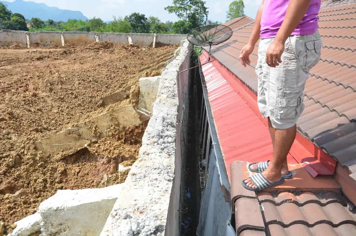 ครบกำหนด 15 วันเจ้าของที่ดินรื้อกำแพงสูงมิดหลังคาแล้ว