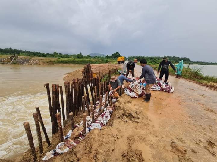 กรมชลฯ สั่งเร่งระบายน้ำช่วยชาวชุมพร ล่าสุดท่วมทางทั้งขาล่อง-ขาขึ้น กทม.