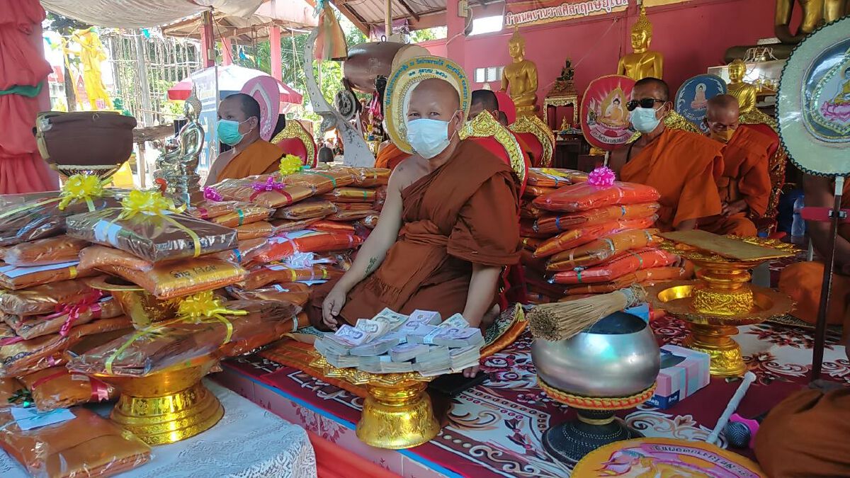ทอดกฐินได้ปัจจัยกว่าล้านบาทหวั่นโจรปล้นต้องนำไปฝากตู้เซฟตำรวจ