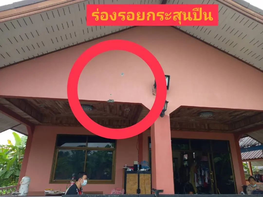 รู้ตัวแล้ว!! คนร้ายขับเก๋งยิงถล่มบ้านคู่อริในอ.ป่าพะยอม