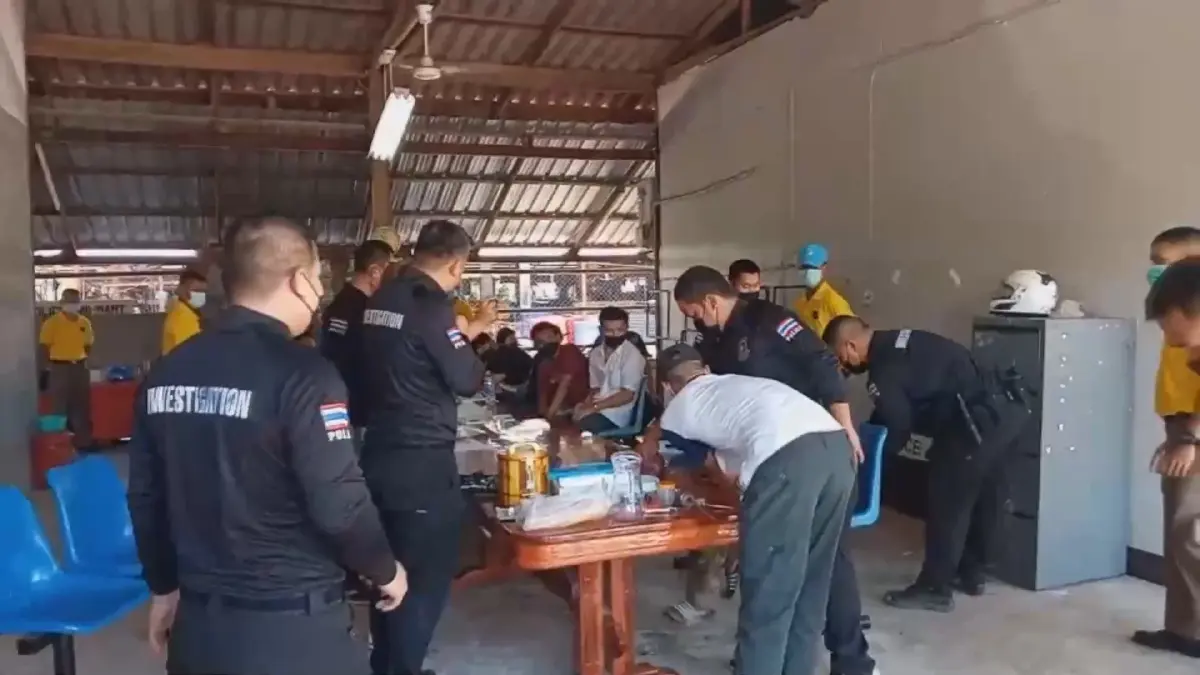 ขายข้าวแกงบังหน้าค้นหลังร้านเปิดผับมั่วสุมยาไอซ์ ยาบ้า