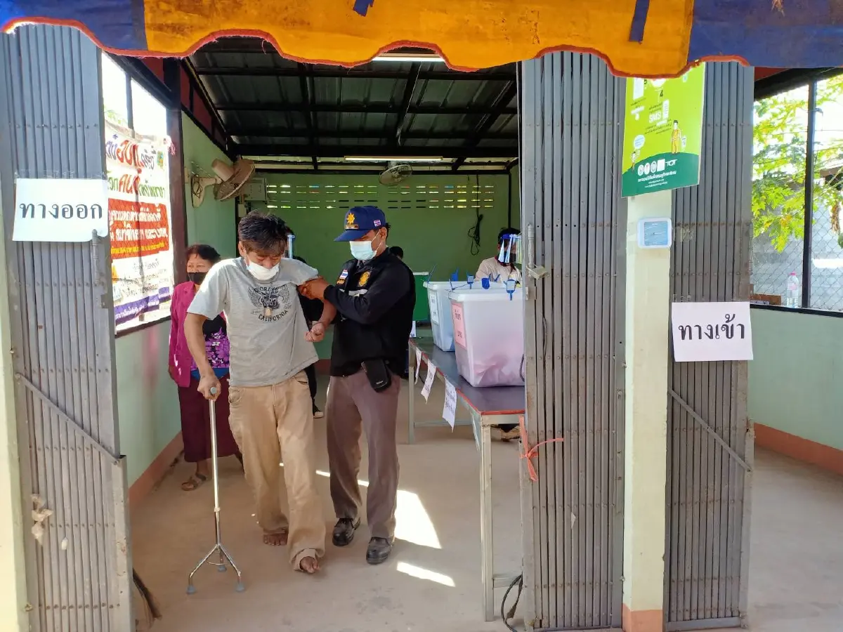 ผู้สูงอายุ-ผู้พิการหัวใจสู้รักษาสิทธิ์ ให้ลูกหลานอุ้มมาเลือกตั้งอบต.
