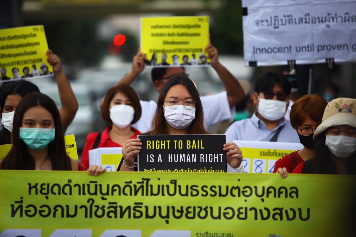 “แอมเนสตี้-รุ้ง ” ยื่นสองหมื่นชื่อ จี้“นายกฯ” ขอสิทธิประกันนักโทษการเมือง
