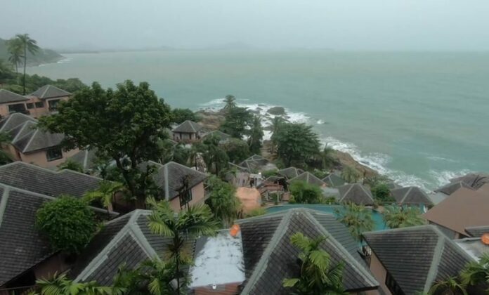 ระทึก! เกาะสมุยฝนถล่มหนัก ทำดินสไลด์วิลล่าหรูถล่มยับ 8 หลัง