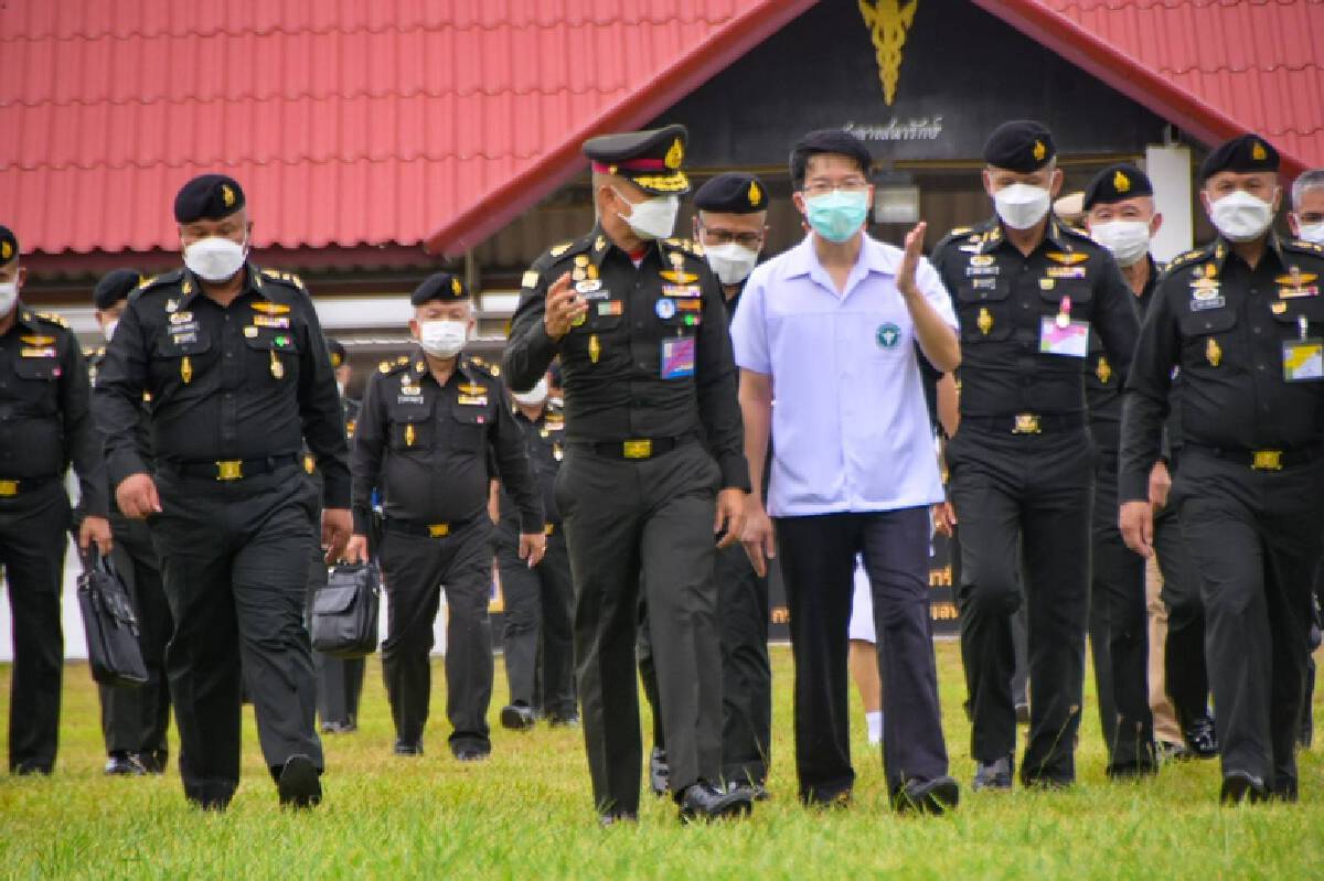 ผบ.ทบ. ลุย ศบค.ส่วนหน้า ย้ำพร้อมสนับสนุนฉีดวัคซีนโควิด-19 ให้ได้ตามเป้า