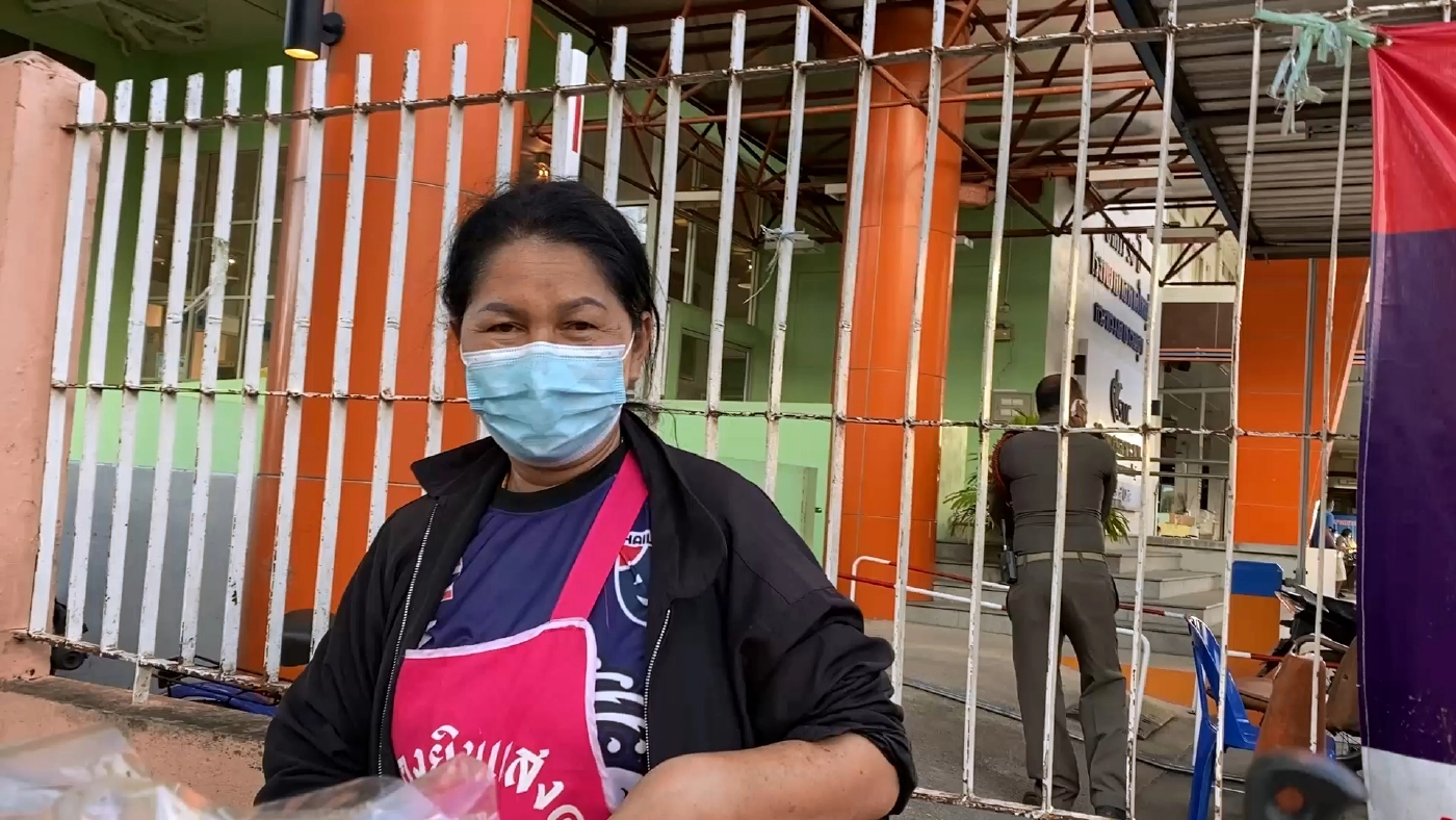 ชายหลอนใช้ตะใบมีดตัดเล็บจี้คอตัวเอง