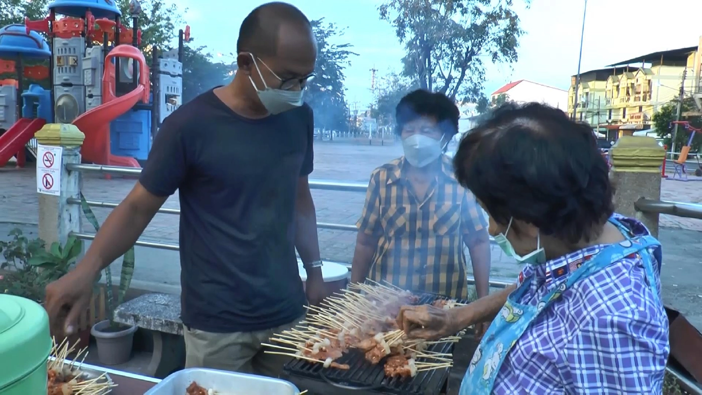 หมูปิ้งป้าเล็ก ป้าน้อยสวน 200 ปี ไม้ละ 5 สลึง