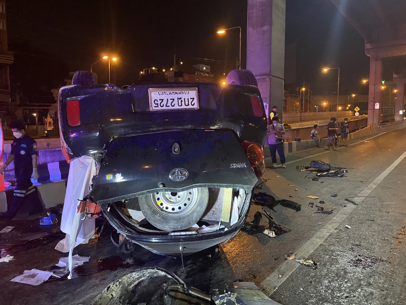 รถชนกันบนเชิงสะพานข้ามแยกลาดพร้าว ยับ รถก่อเหตุ คนขับดับคาเข็มขัดนิรภัย