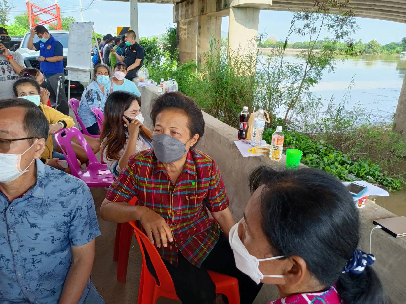 หนุ่มขับเก๋งหรูตามสาวคนสนิท พลาดหลงพุ่งตกแม่น้ำหาย 2 วัน ยังหาไม่เจอ !