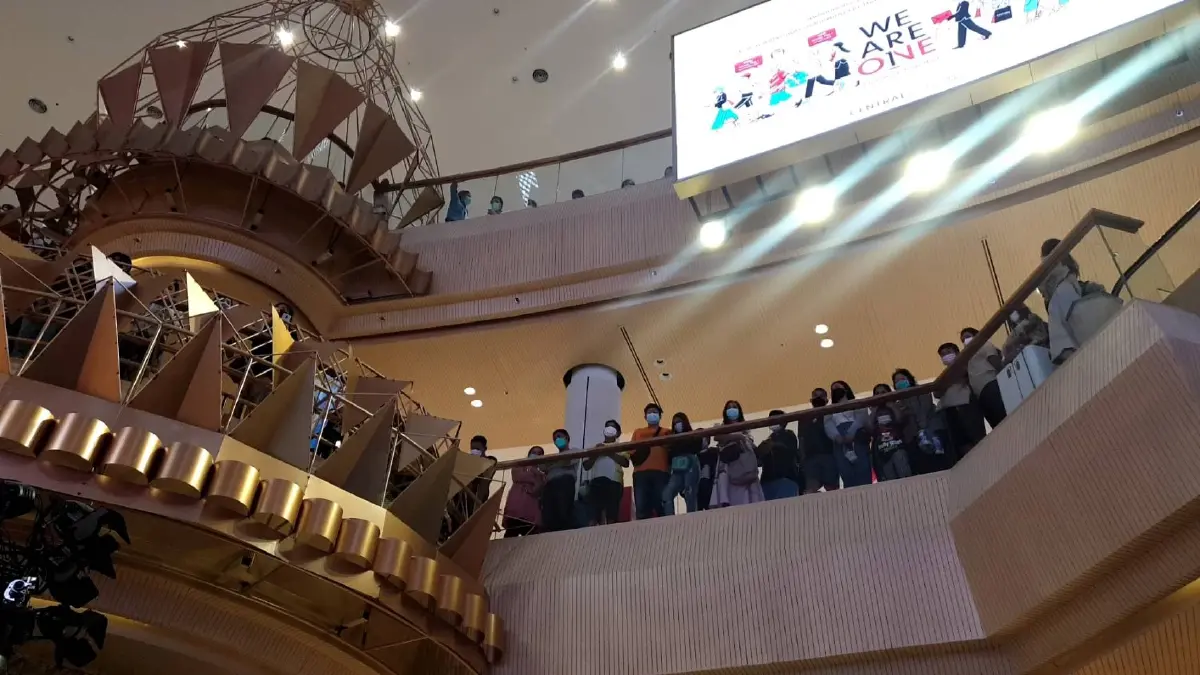 ห้างแตก ! แฟนคลับแห่ให้กำลังใจ "เบลล่า" แถลงข่าวรักร้าว 6 โมงเย็นนี้