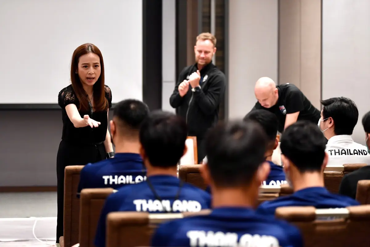 "มาดามแป้ง"ย้ำนักเตะรวมใจสู้เพื่อชาติ-แจงเหตุ"ฟิลิป"บินกลับเยอรมัน