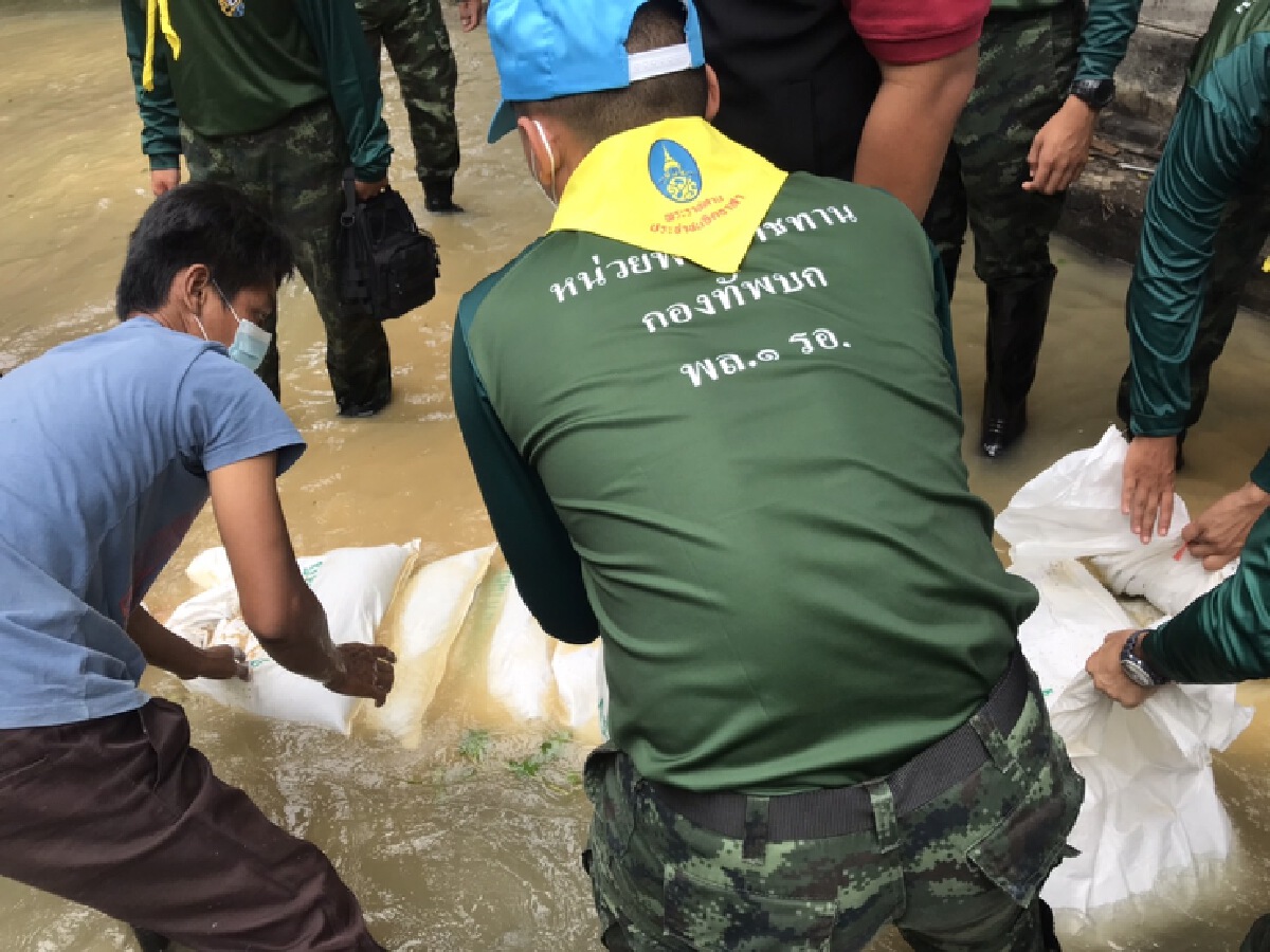 กองพลที่ 1 รอ. นำกำลังวางแนวกระสอบทรายกันน้ำเอ่อท่วมบ้าน ปชช.