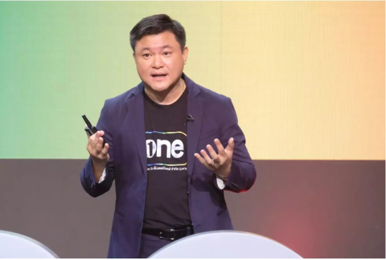 นายถกลเกียรติ วีรวรรณ