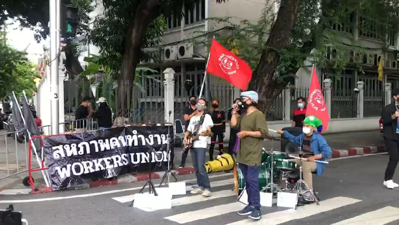 นักดนตรีบุกข้างทำเนียบฯ จี้รัฐบาลคลายล็อกสถานบันเทิง