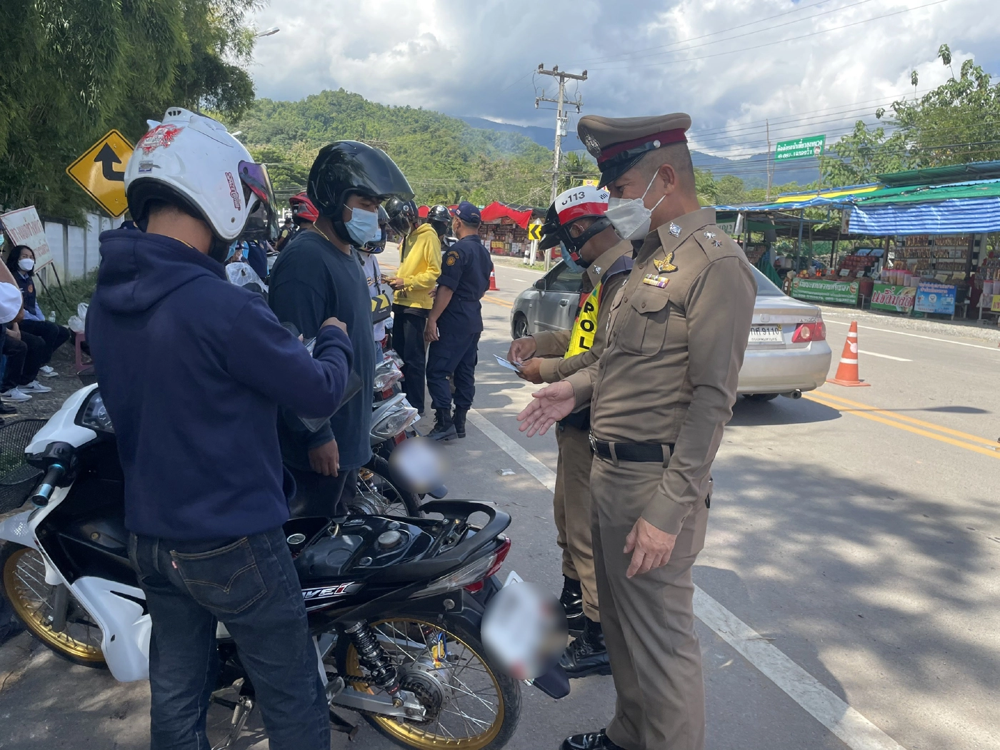 รวบยกแก๊ง "ทริป น้ำไม่อาบ" เกือบ 500 คน ผิดกม.อื้อ ยึดรถ 67 คัน