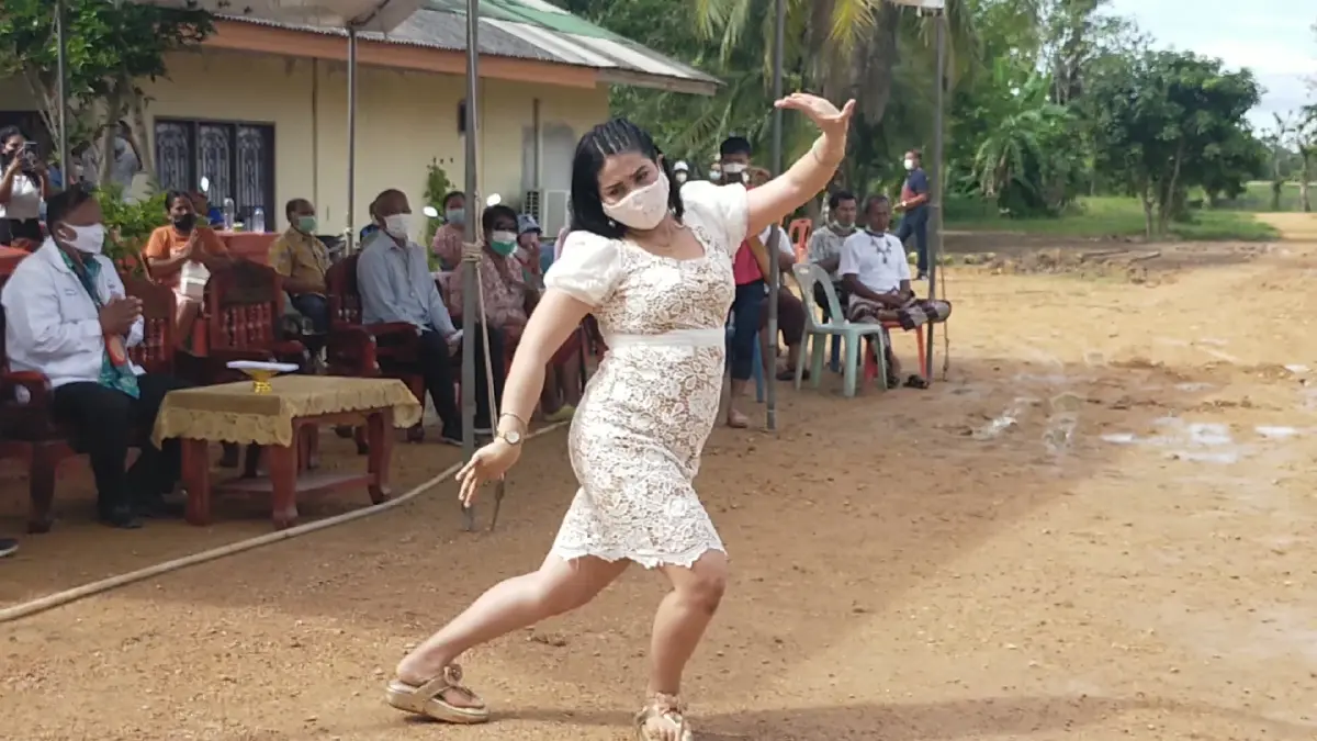 สาวกรี๊ดลั่นร่ายรำบูชา "ไอ้ไข่" ผู้ศรัทธาถูกรางวัลที่ 1 มาแล้ว 2 งวด