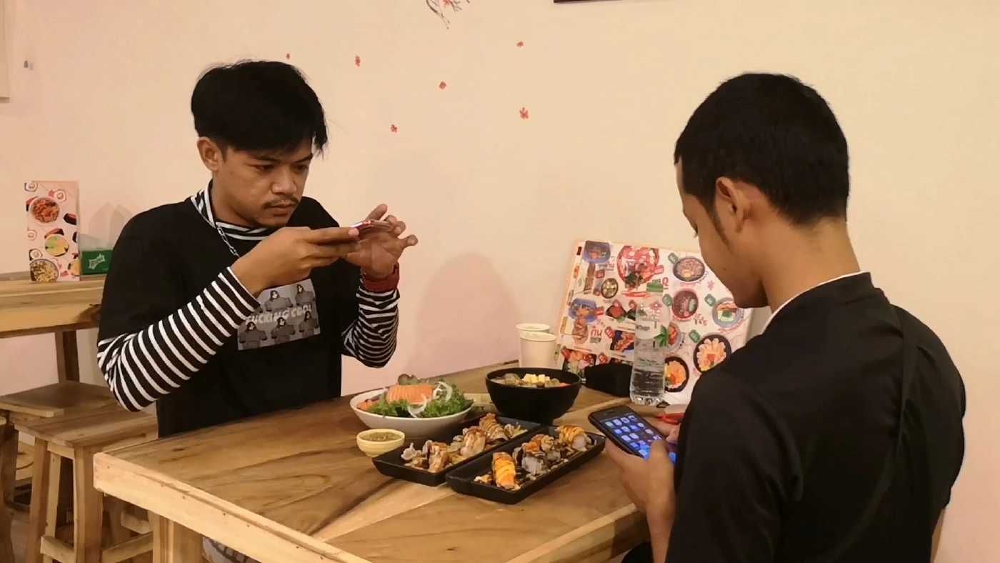 ซูชิย่างไฟฝีมือครูสาวตรังและเพื่อนเชฟสาวจากเกาะพงัน