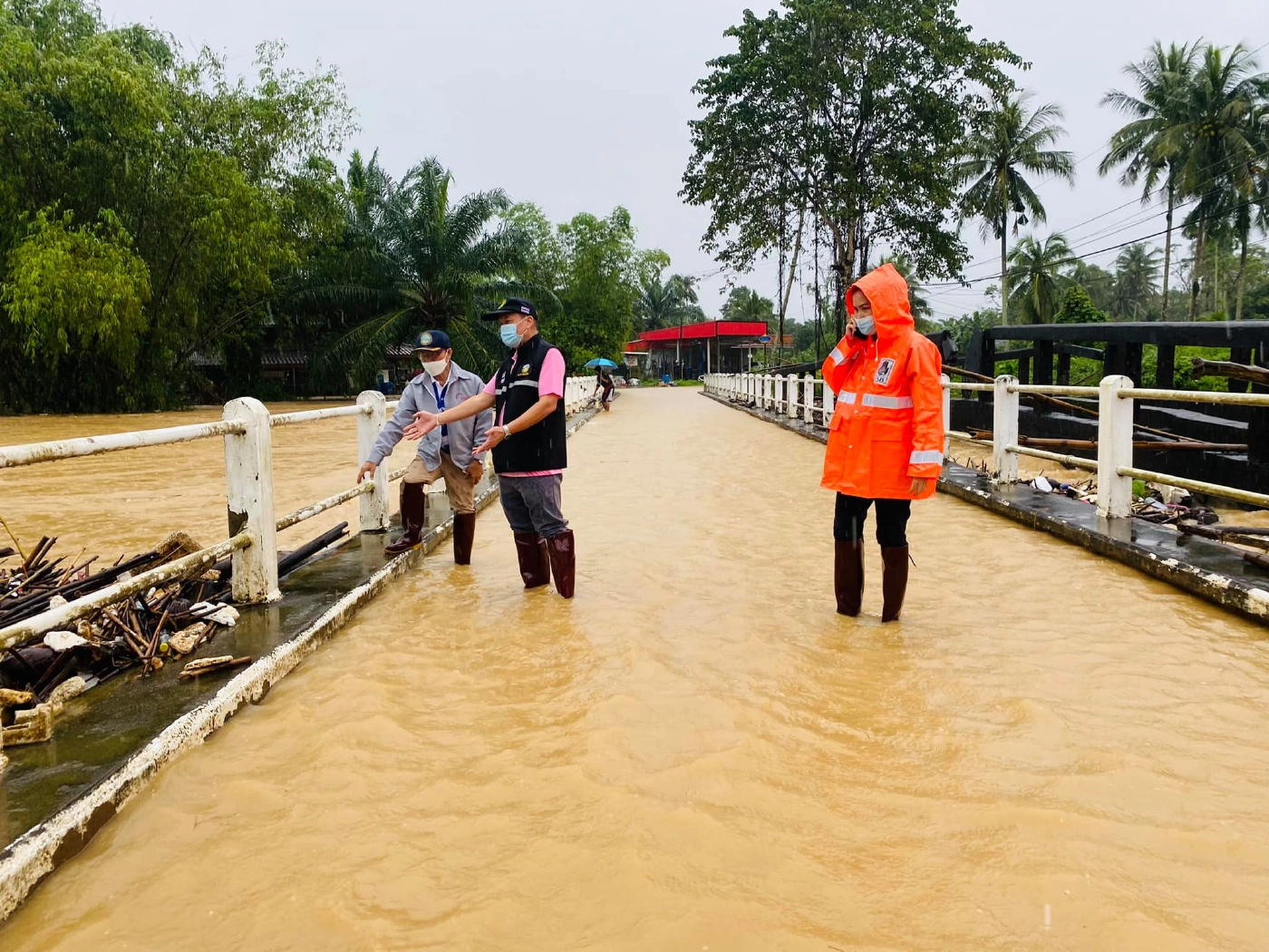 น้ำท่วม จ.ชุมพร เสียชีวิตแล้ว 2 รายไฟฟ้าช็อต