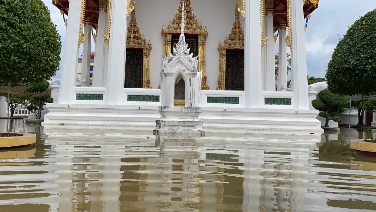 แม่น้ำเจ้าพระยาหนุนสูง พัดแนวกระสอบทรายพังไหลท่วม 500 หลังคาเรือน