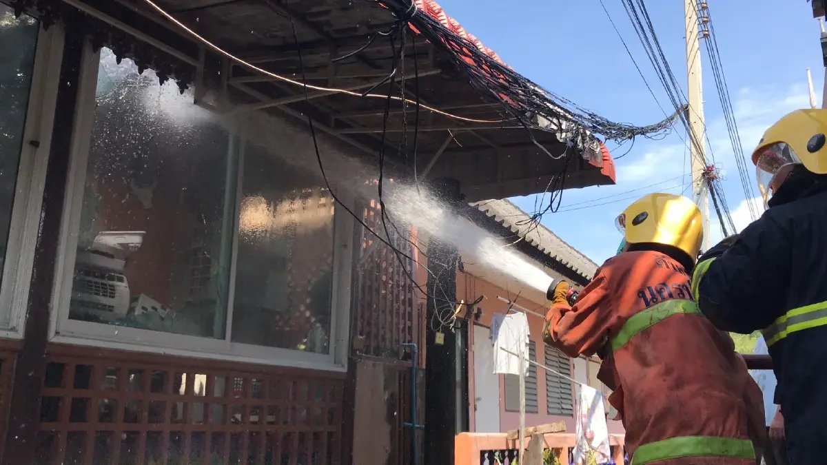 ไฟไหม้บ้านคลอกย่ากับหลานเสียชีวิตคากองเพลิง