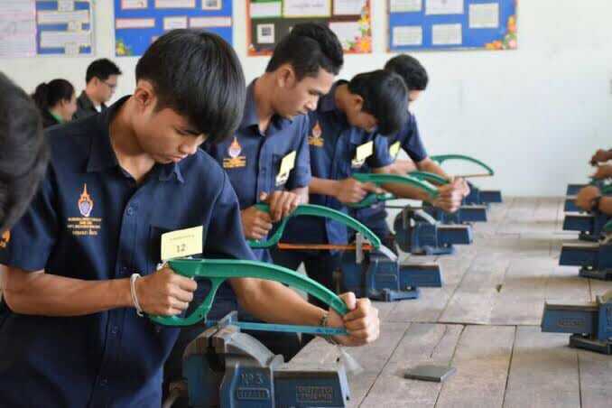 นศ.ป.ตรีอาชีวศึกษา รอเงินเยียวยาเก้อ